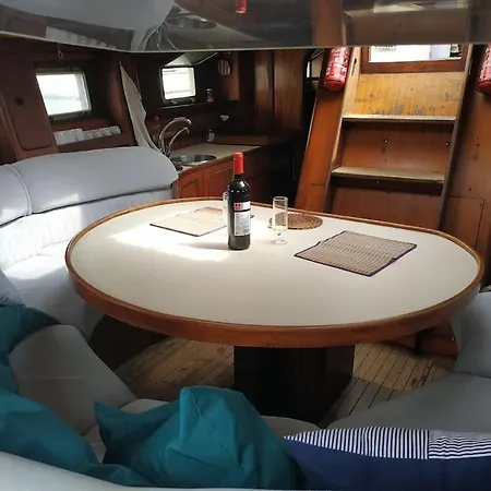 Hotel en barco Velero Unico Donde Relajarte, Parking Gratuito *